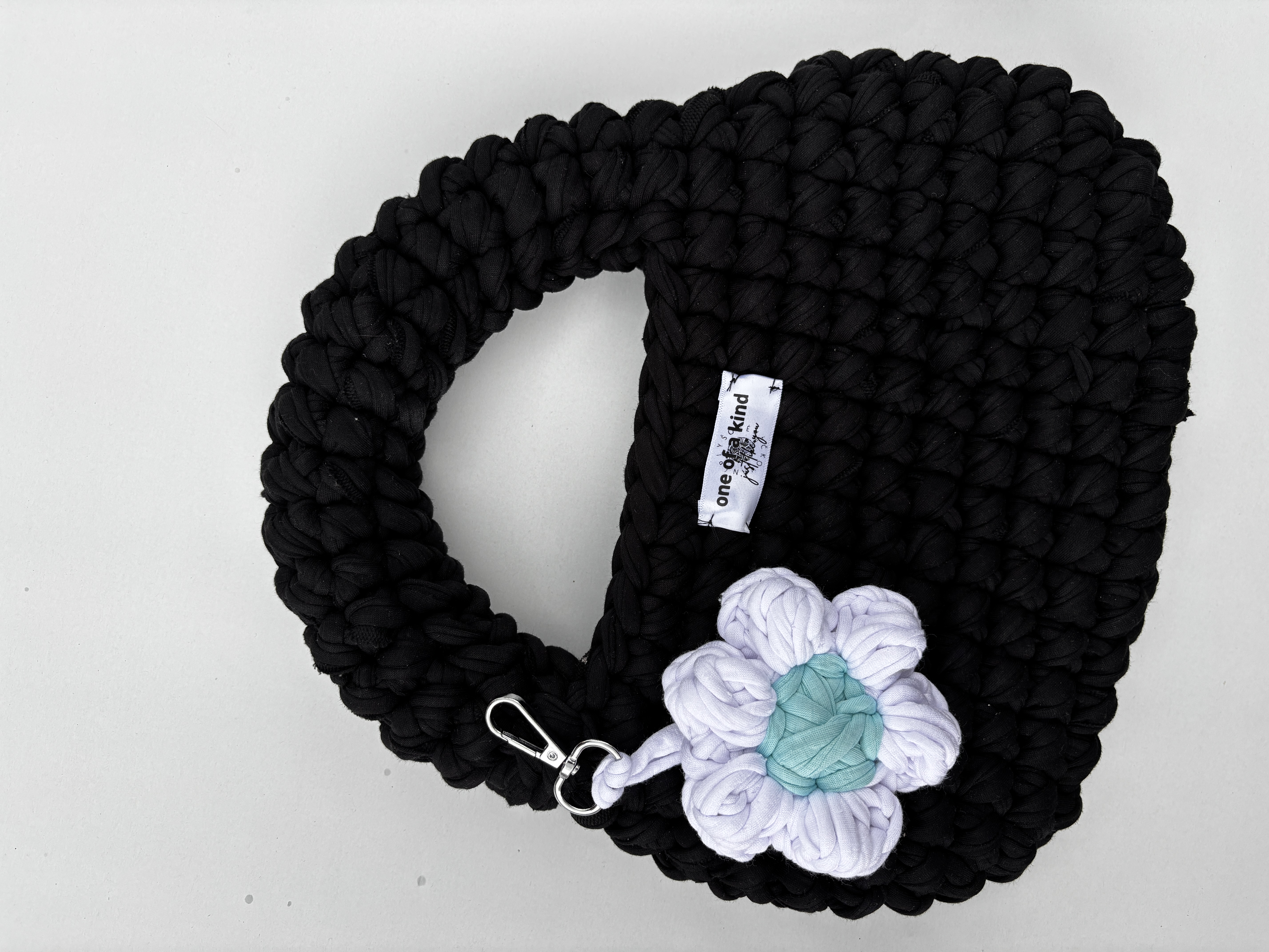 Přívěšek kytička bílo-modrá