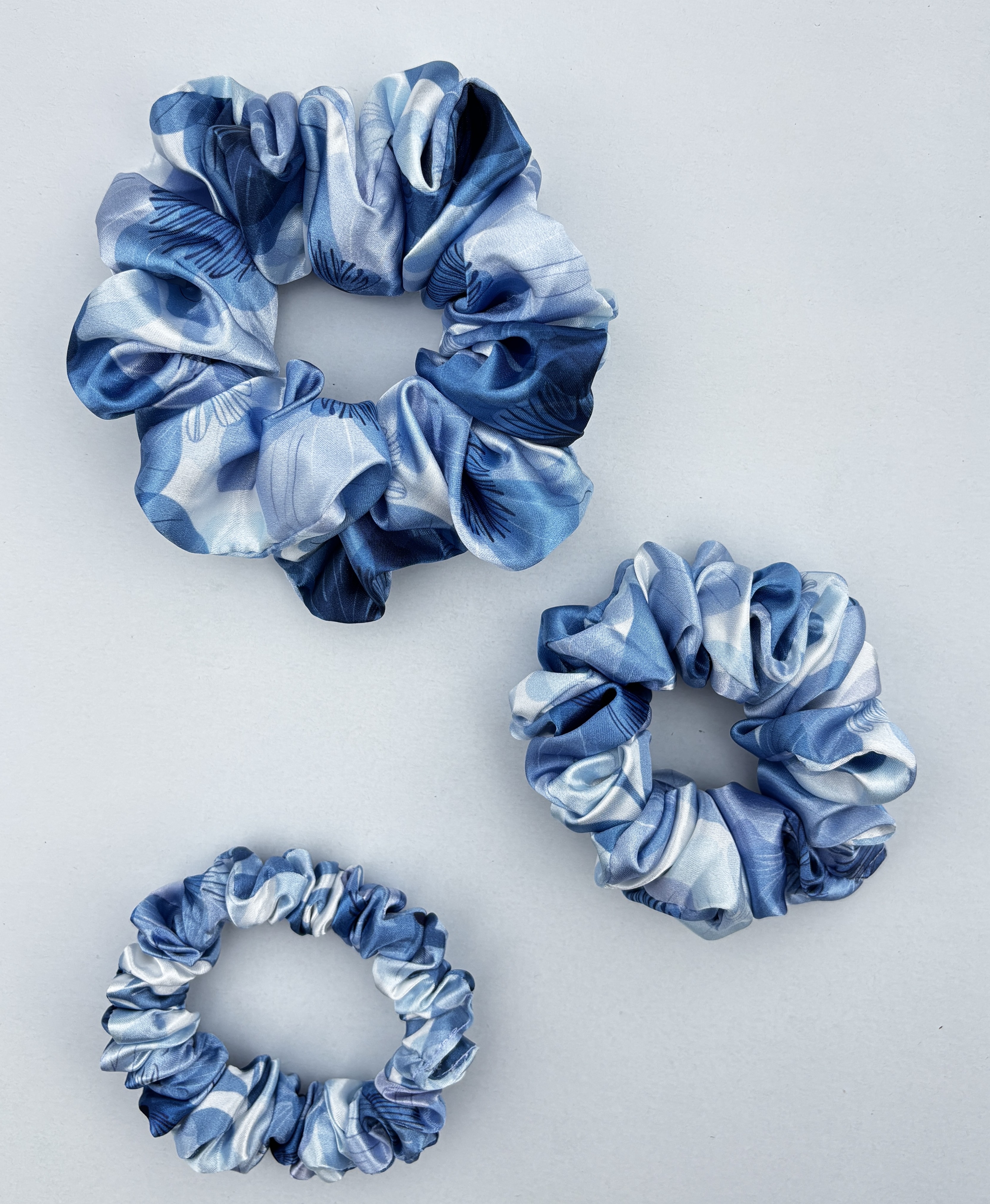 Gumička modré květy